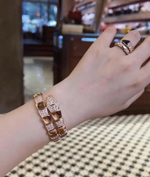 宝格丽玫瑰金蛇骨镶钻手镯