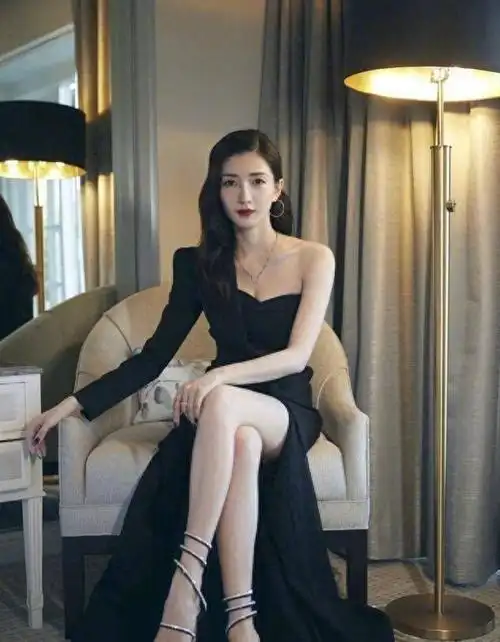 内娱10位美腿女明星,李宇春,周慧敏,郁可唯,个个堪称"腿精"