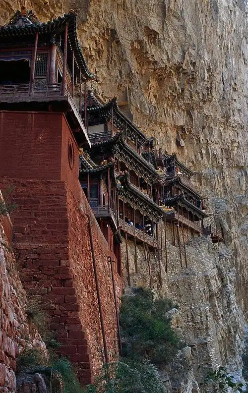 山西悬空寺,游客犯恐高症在景区爬着走;比张家界玻璃桥还吓人
