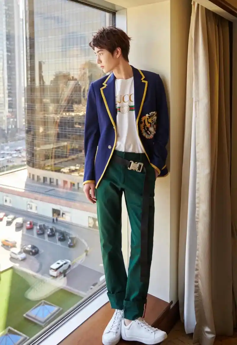 王一博图片集 这是第三组图,蓝色外套里面搭上白t绿色裤子加 - 抖音