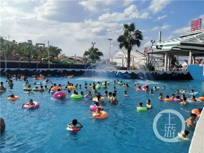 游客又回来了洪峰过境时曾关闭的水上乐园已恢复营业