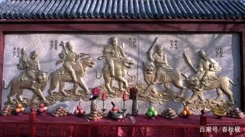 莲花池公园里的五显财神像