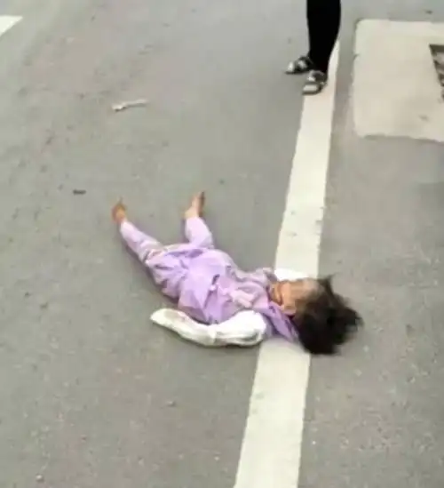 这个小女孩大概还没意识到,她的父母,两个兄弟姐妹已经在这场车祸中