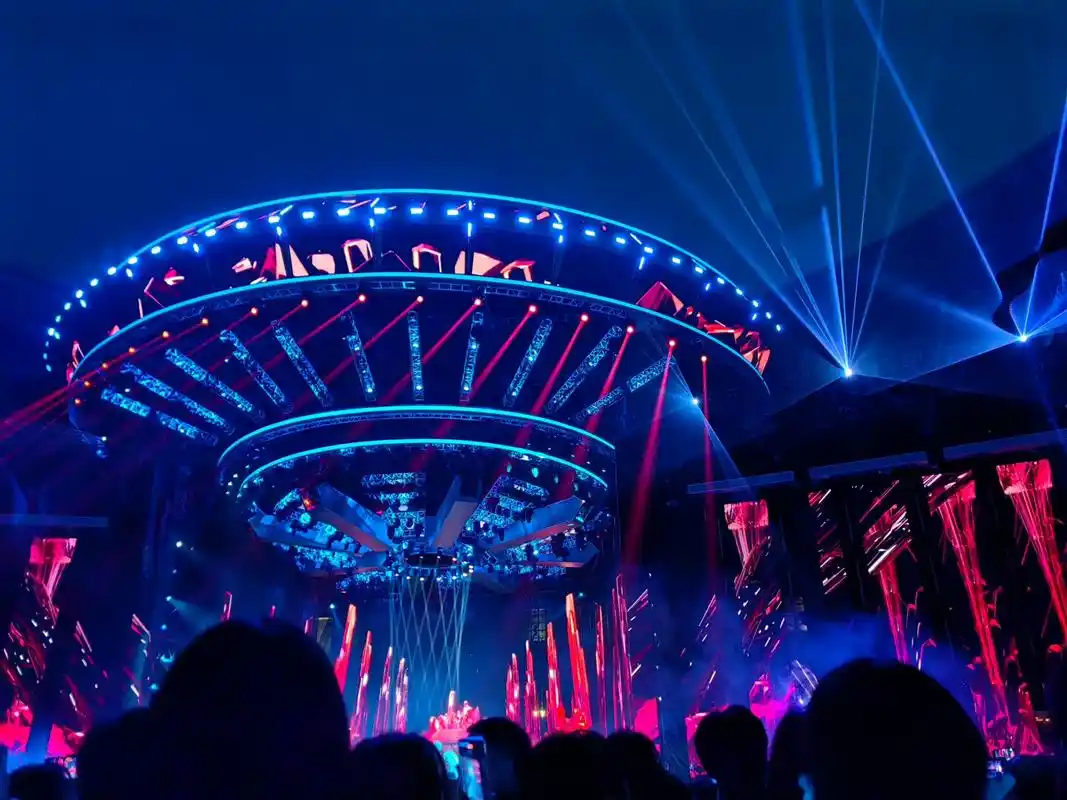 郑州奥体中心,薛之谦郑州演唱会人气火爆,老薛在舞台上又跑又跳,演出