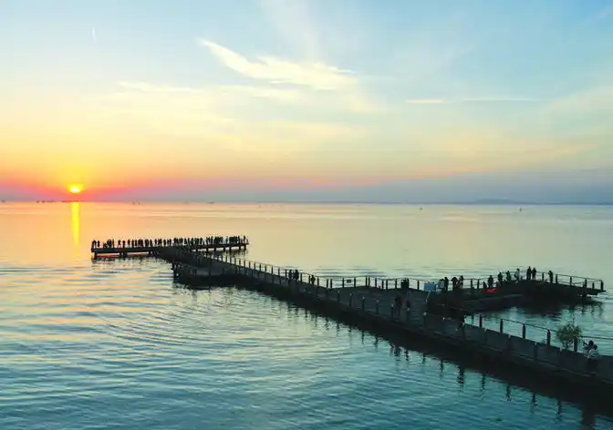 的天边……初冬时节,在巢湖市龟山公园,落日余晖静静地洒在巢湖湖面上
