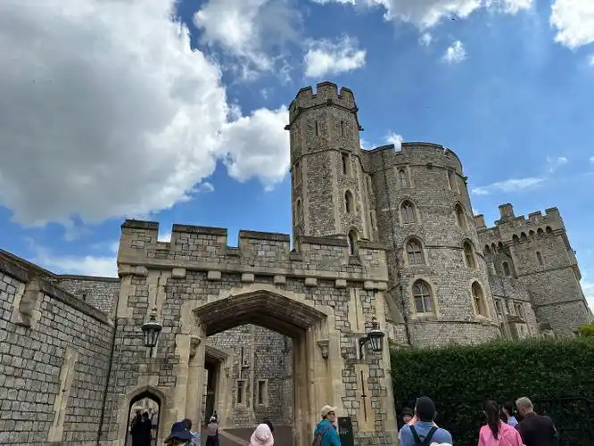 这个城堡景点中浓缩了900年的英国历史,占地26英亩,是圆明园面积的三