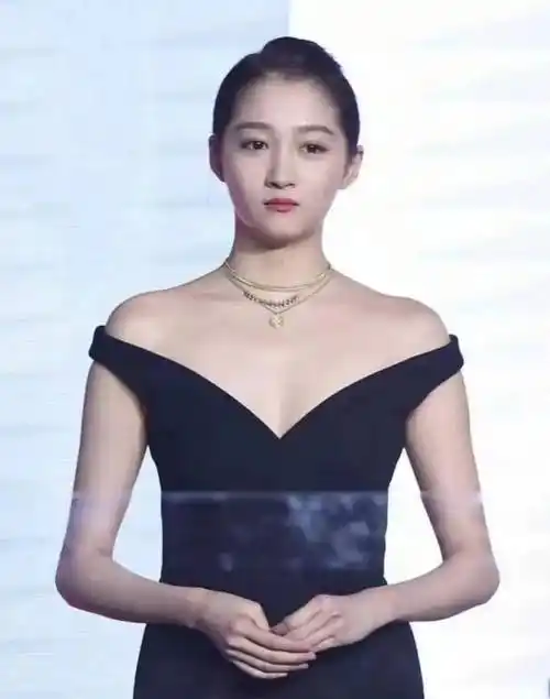 脸好看但身材拖后腿的女星,膀大腰圆,五五分身材,个个太可惜了