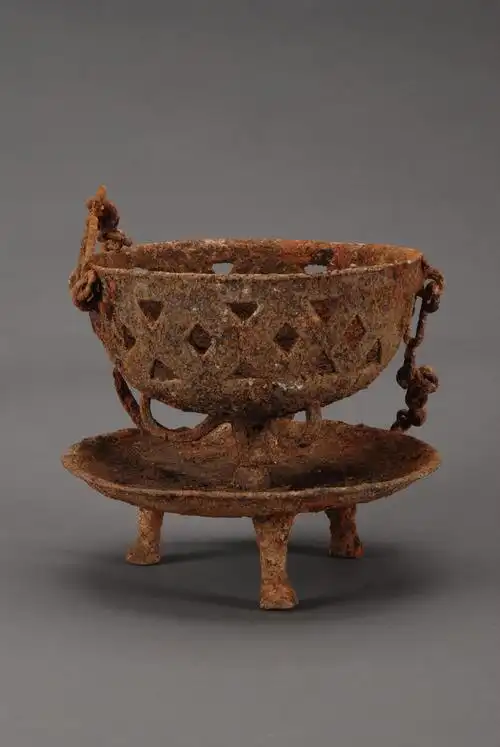 该书共分八章,以时代为脉络,对各时期铁器的形制与类型作了全面系统的