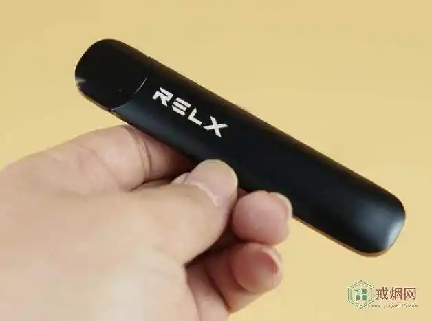 1,价格299元一套,里面包含1个烟杆和2个雾化弹电子烟烟杆配色经典黑