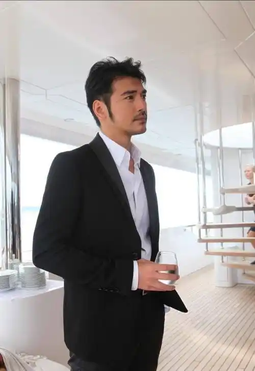 质量男士"金城武,身穿西装好潇洒,真是自带霸总范_休闲_场合_保持身材