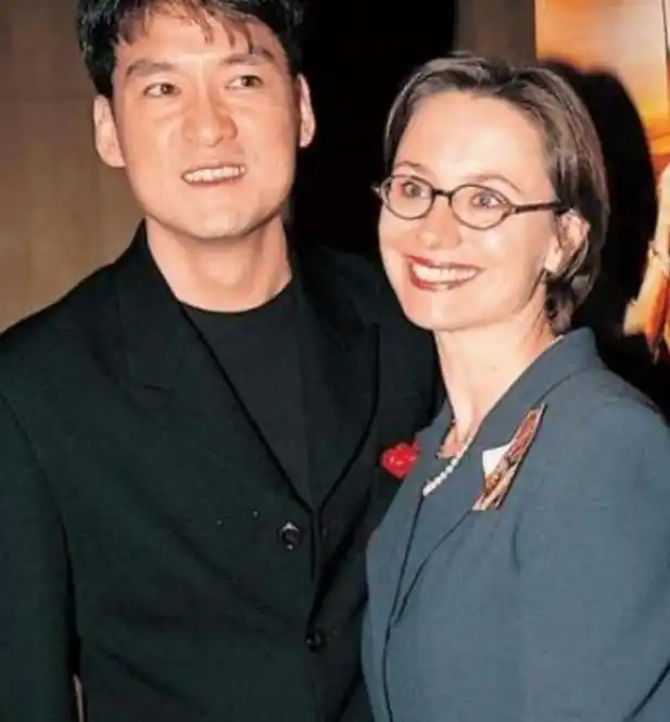 周华健61岁外国老婆罕见亮相,满头银发显老态,和儿子合影超温馨