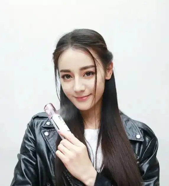 潮味十足的戚薇也是龙须刘海的爱好者,用半丸子头来搭配,更显时髦度!