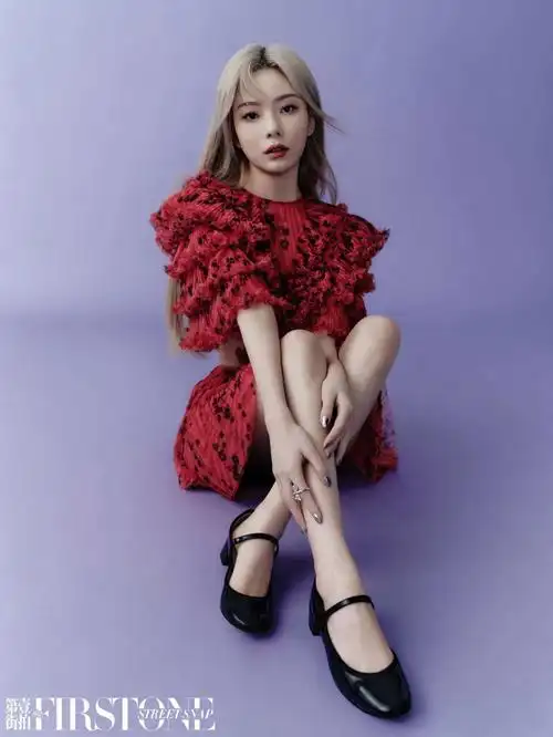 人气偶像@硬糖少女303-陈卓璇 穿着#repetto  经典系列黑色rose玛丽珍