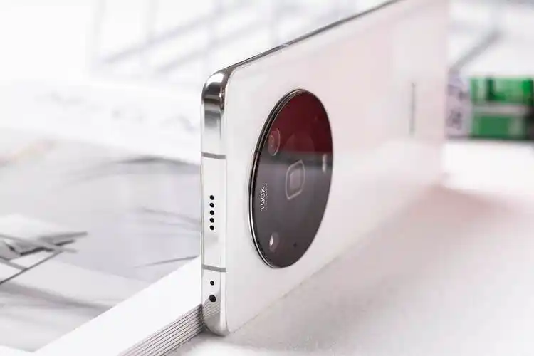 中央位置为一颗6400万像素潜望式长焦摄像头,支持3