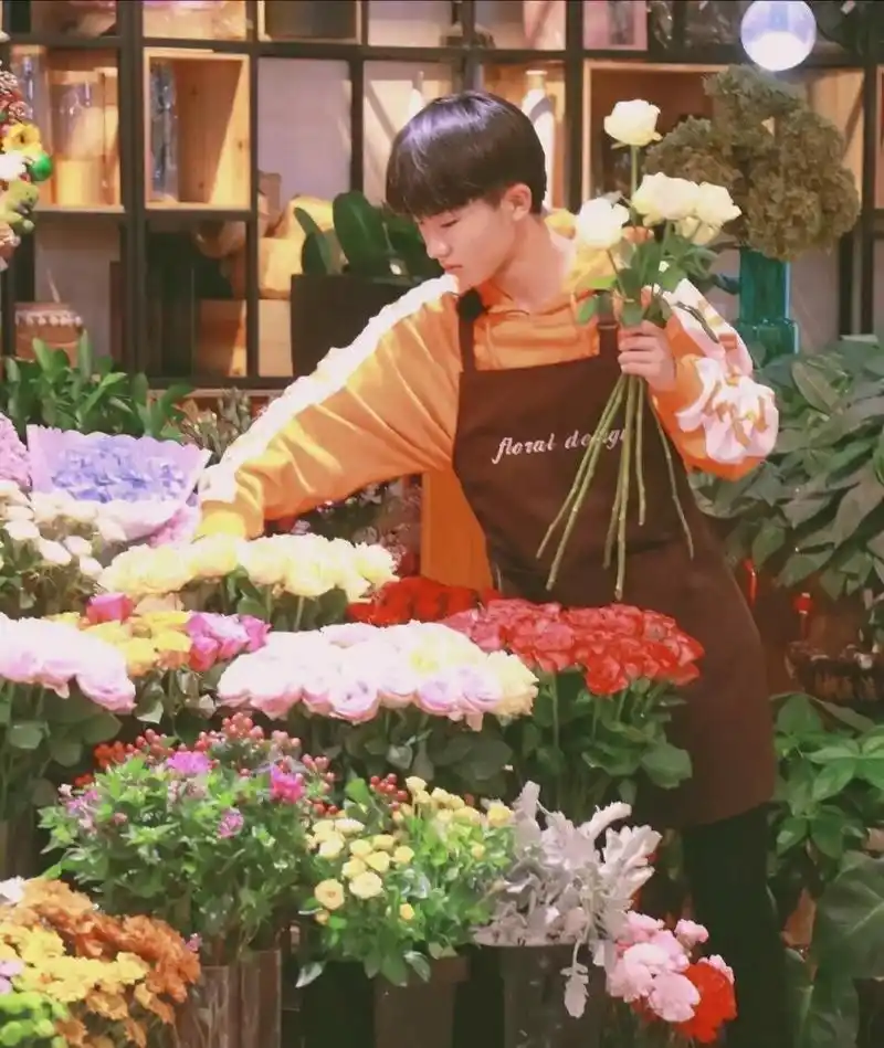 马嘉祺图片:花儿与你都很美