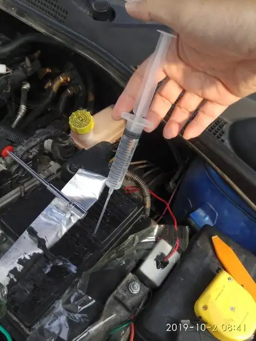 宝骏310蓄电池加水