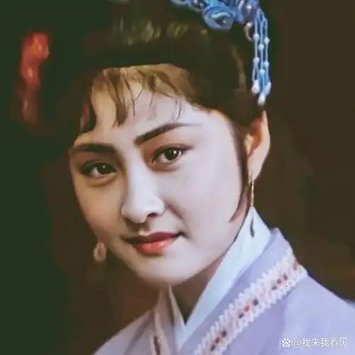 87版《红楼梦》的张明明身材实在太好了,穿着这样的衣服,而且还是坐姿