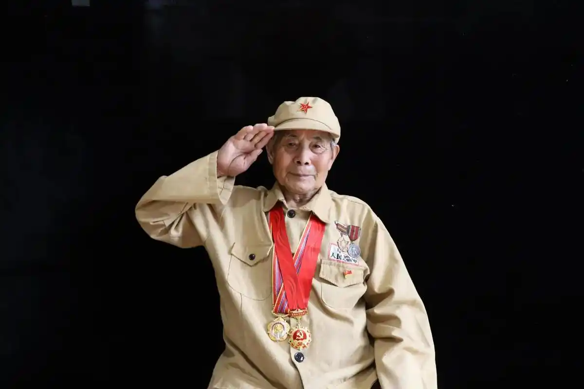 为抗战老战士拍摄一组敬礼照片 #庆祝建军九十五周年 - 抖音