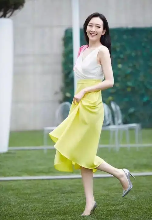 照片中的王鸥正在出席某电影活动,照片中的她看起来非常干练大方.