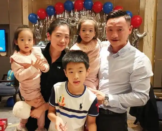 杨威回应双胞胎女儿在家上学:等孩子身体恢复好会回归学校