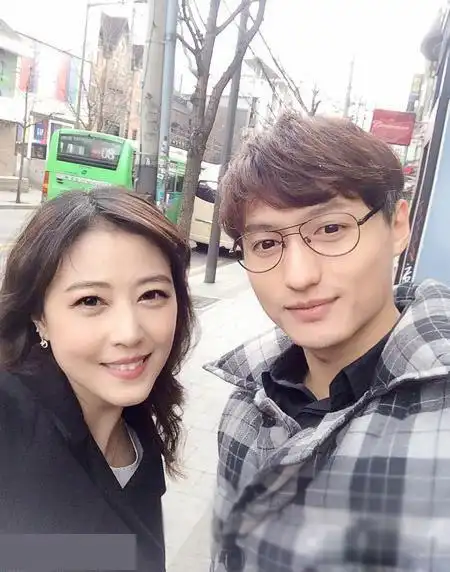 54岁周海媚状态不错,近照似少女!