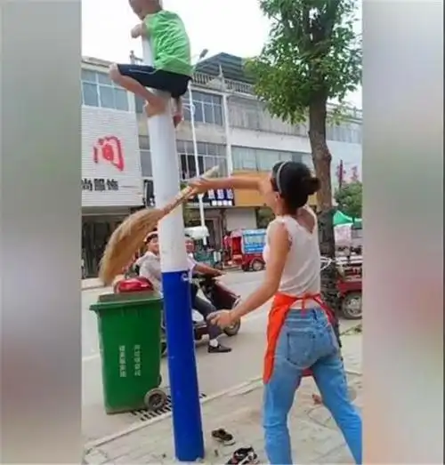 "熊孩子"兄妹捅马蜂窝,蜇得爸妈认不出,网友:不该笑但忍不住