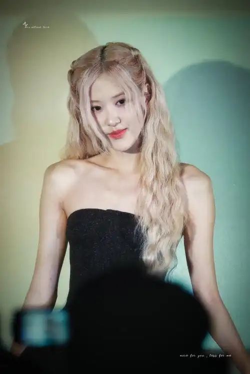 ros07超话#朴彩英日默瓦全球品牌代言人#  【图片】240415@roses