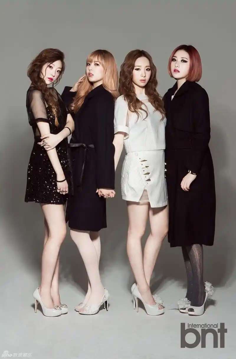 超明明星娱乐讯 近日,韩国女子组合sonamoo携手bntnews拍摄了一组写真