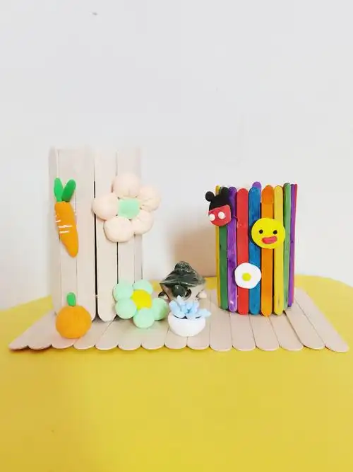 近日,扬州大学物理科学与技术学院就开展了"雪糕棍变废为宝,手工制作