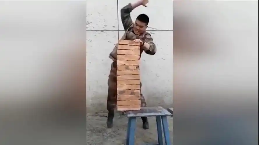 士官徒手劈砖 14块砖瞬间被劈两半
