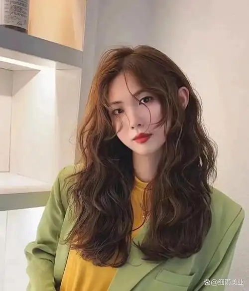 类型,是属于全头烫的卷发发型,有港风气息,非常适合喜欢烫发的女生