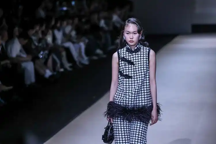 2024秋冬上海时装周新天地秀场揭幕_文汇