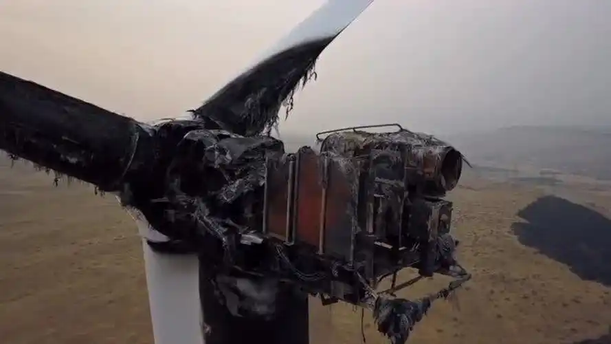 火灾后的风力发电机,惨不忍睹