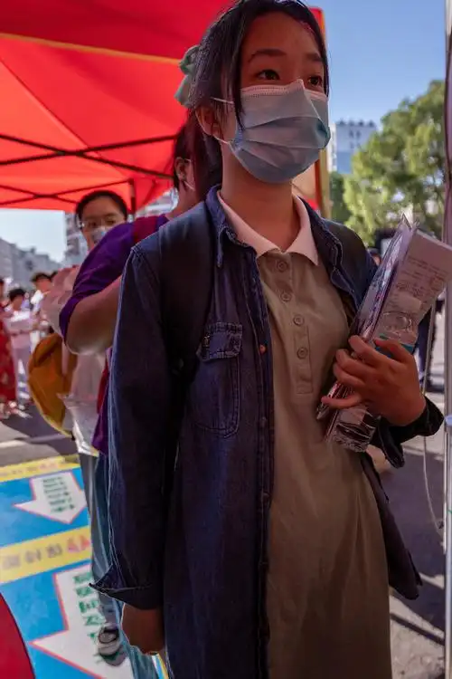 2021年高考永州一中考点学生井然有序进考场防疫人员认真检查健康码和