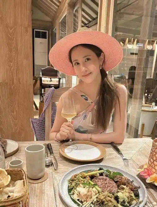 韩国知名女星晒近照,修图痕迹明显,韩网友发现,连酒杯都弯了_李多海