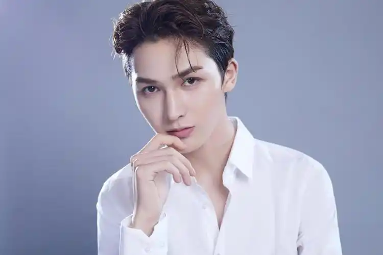 [朱正廷][新闻]200827 一早起来就接收到正廷大哥的帅气 蓝色西装照