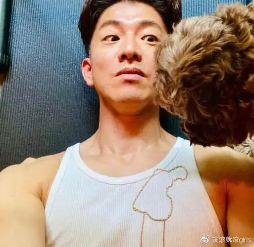 47岁木村拓哉穿背心肌肉厚实小狗抢镜光希长发飘飘气质出众