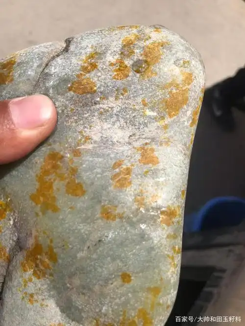 500买的和田玉籽料石包玉,看看开窗后翻了几倍?在线等挺急的!