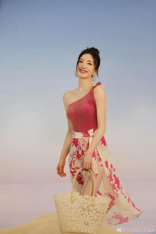 江疏影晒火龙果泳装照#江疏影真的好美呀姐姐身材好棒啊江疏影超话