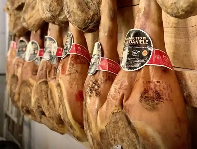 烟熏,发酵和干燥处理的腌制动物后腿;西班牙火腿与世界顶级食材鱼子酱