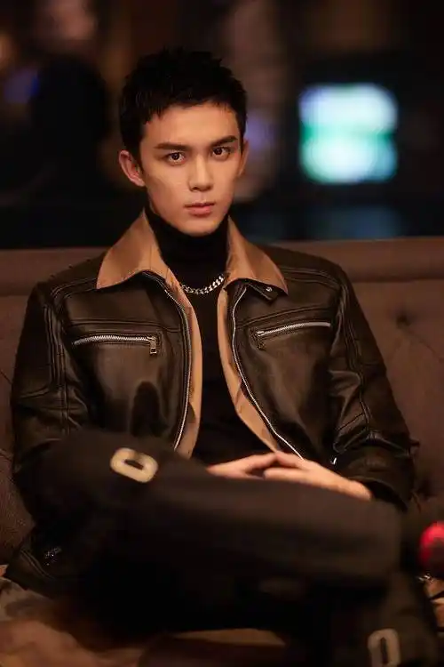 吴磊衬衫叠穿机车夹克酷帅有型 一头短发清爽干练化身"机车少年