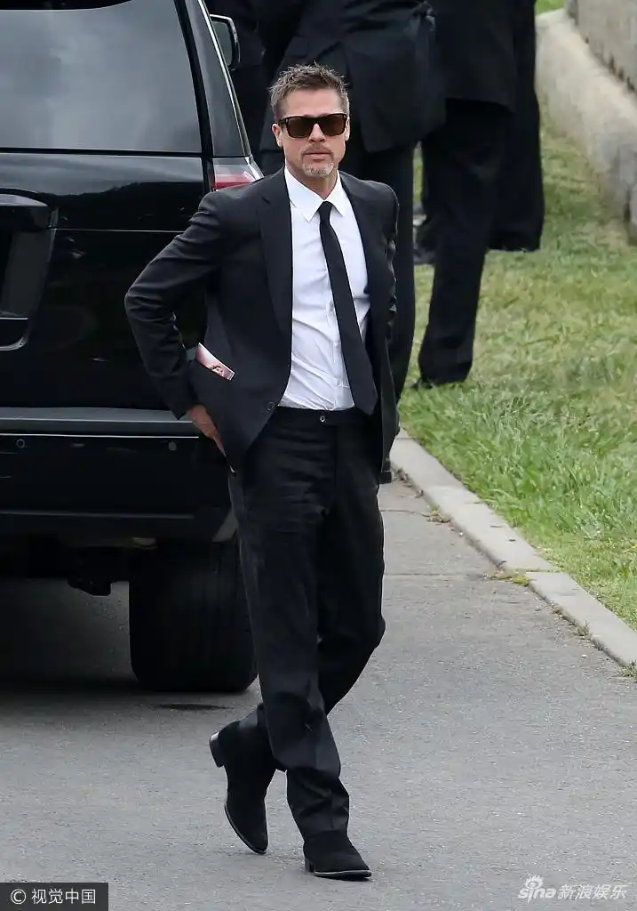 组图布拉德皮特现身好友葬礼穿黑西装掐腰疾行