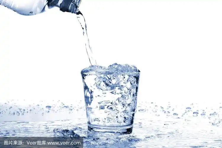 水从瓶子里倒出来,溢出水杯