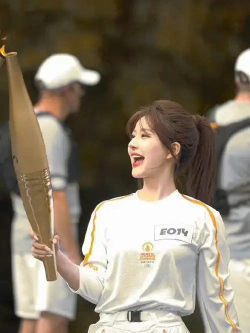 元气火炬手赵露思!展现中国新一代年轻演员精神面貌