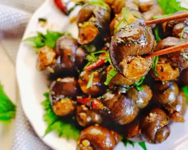 吮指田螺塞肉的做法