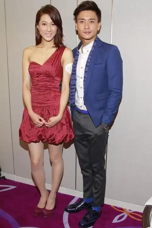 钟嘉欣个子还挺高的穿高跟鞋和黄宗泽差不多174的身高不白给