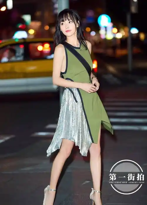 张嘉倪女神的街拍照片,白色衬衫外搭灰色西装,牛仔短裤搭配红色高跟