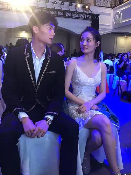 徐璐越来越性感穿露脐装走机场轻松凹出大长腿