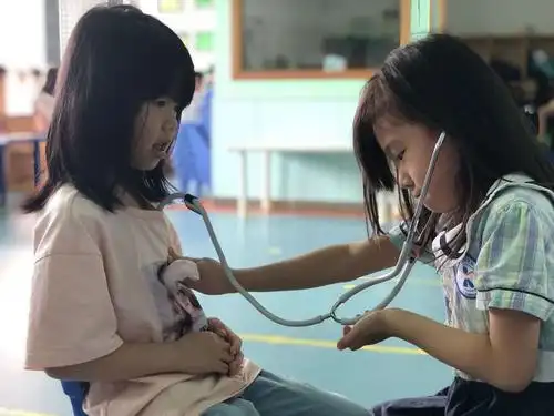 看,我们会用听诊器听心跳了呢