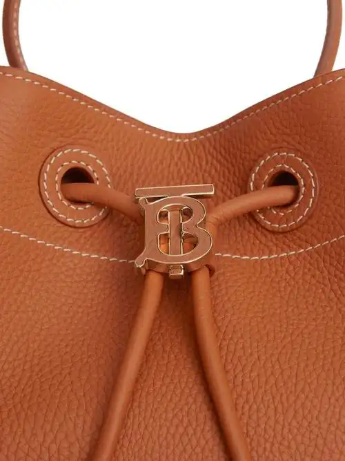 image 5 of burberry tb 纹理水桶包